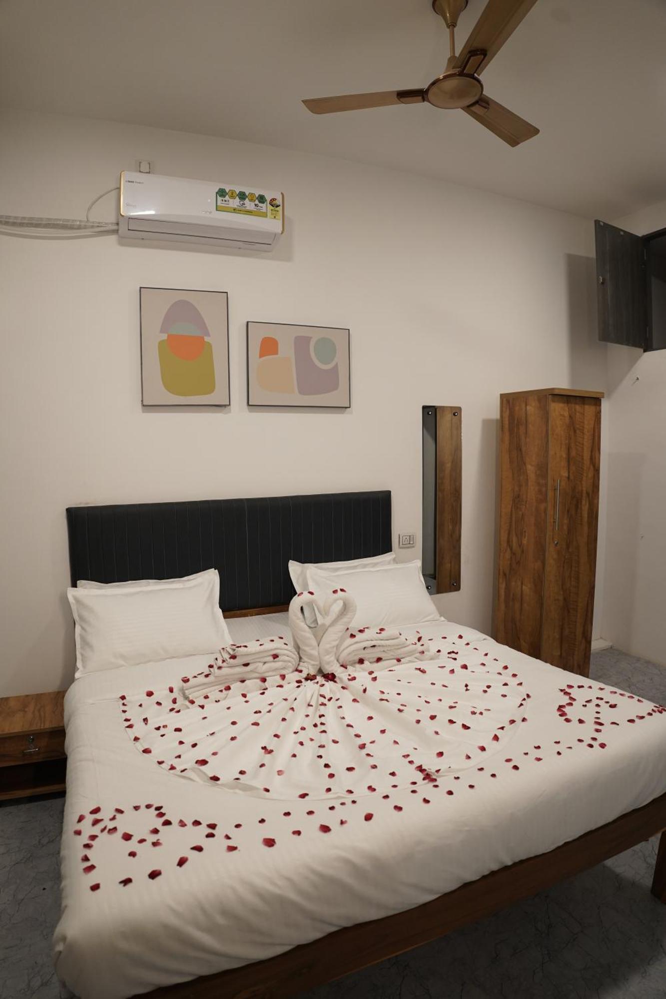 Hotel Royal Accord Surat Exterior foto